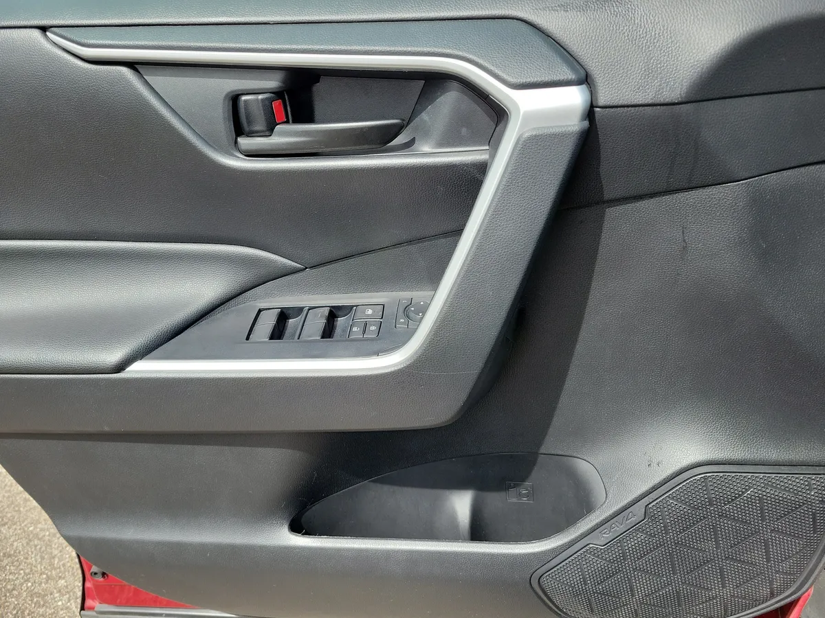 2024 Toyota RAV4 LE thumbnail 22
