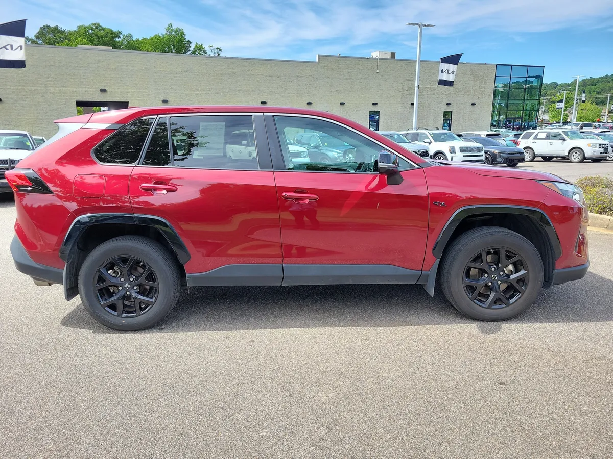 2024 Toyota RAV4 LE thumbnail 6