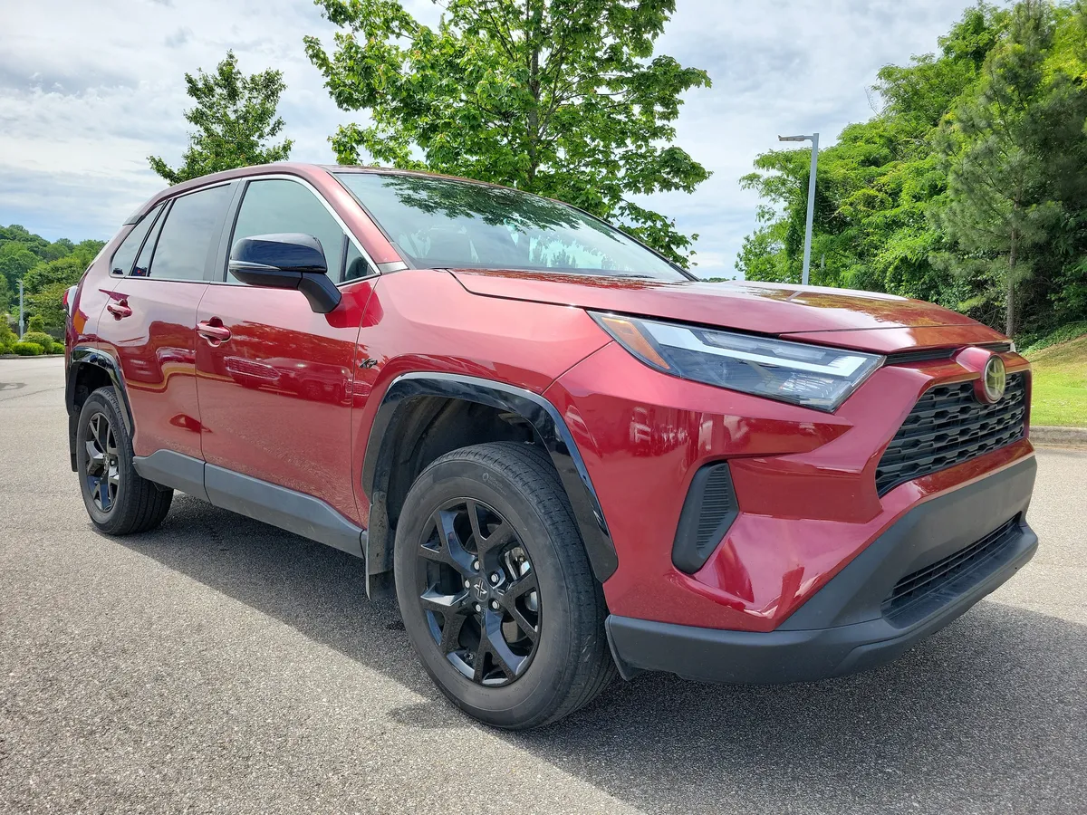 2024 Toyota RAV4 LE thumbnail 7