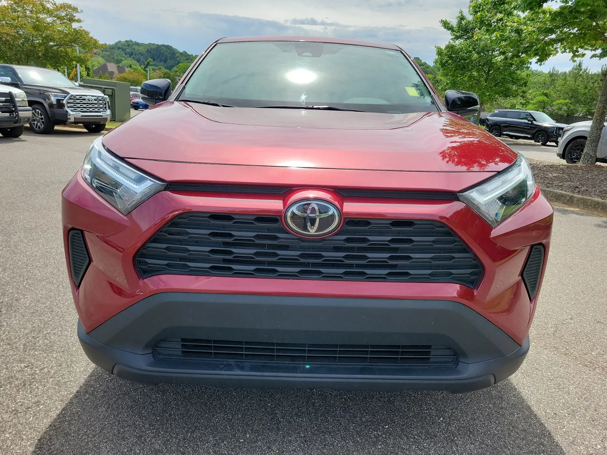 2024 Toyota RAV4 LE thumbnail 8