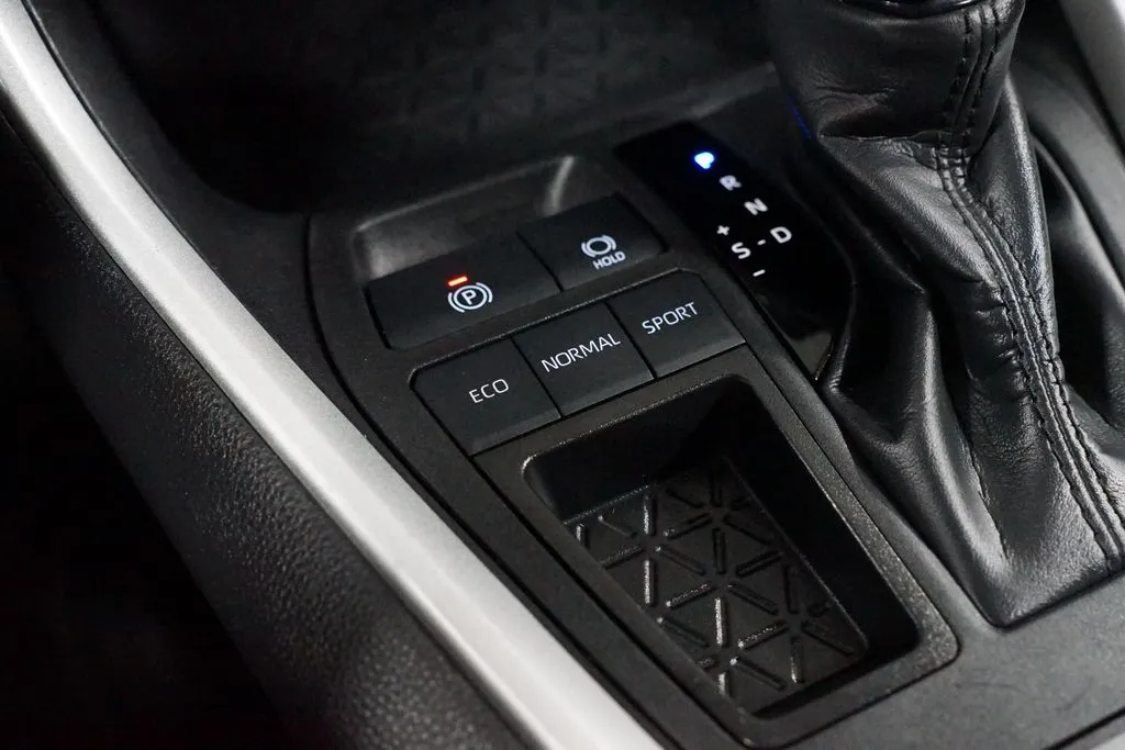 2024 Toyota RAV4 LE thumbnail 22