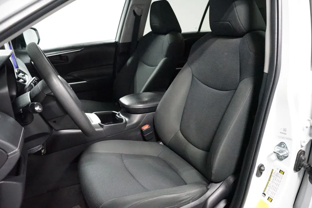 2024 Toyota RAV4 LE thumbnail 25