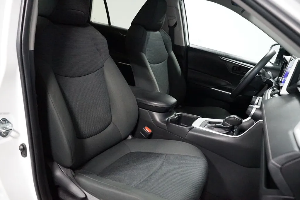 2024 Toyota RAV4 LE thumbnail 26