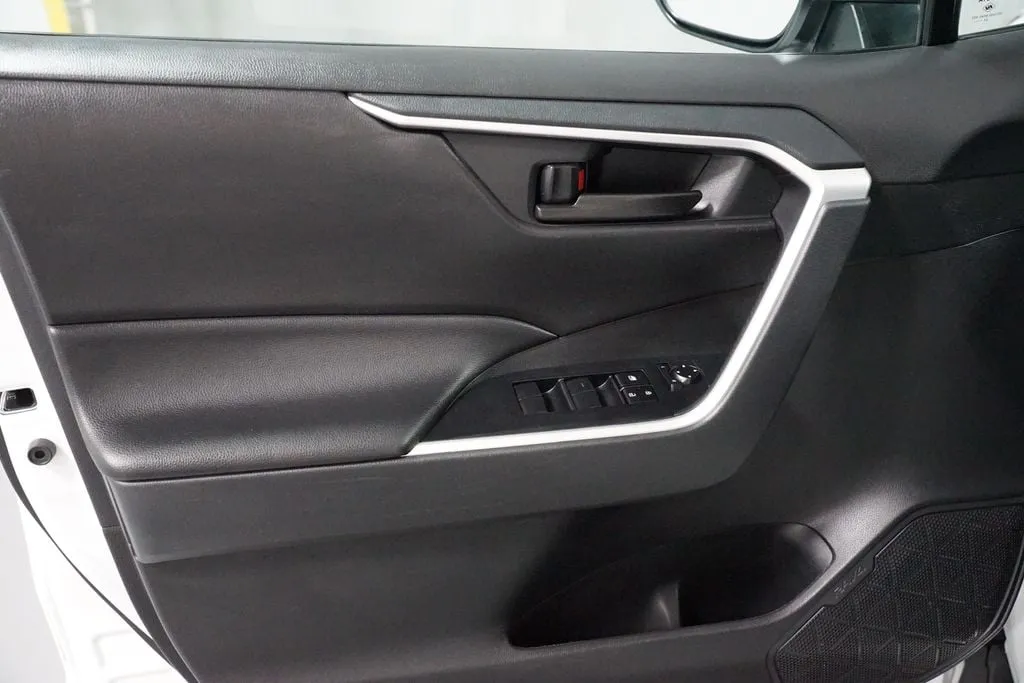 2024 Toyota RAV4 LE thumbnail 28