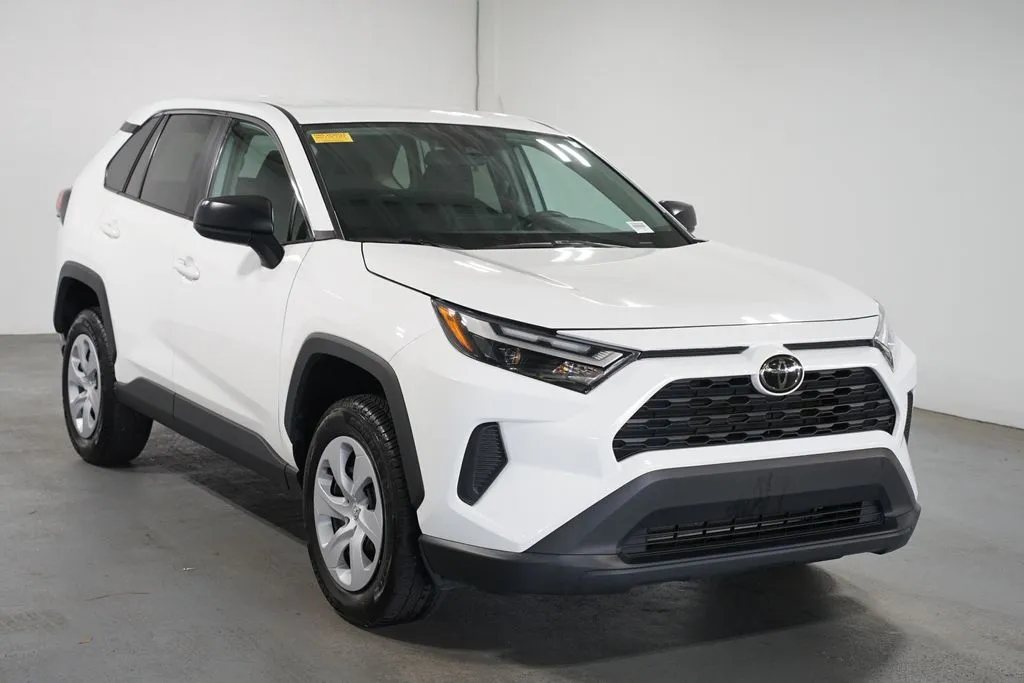 2024 Toyota RAV4 LE thumbnail 3