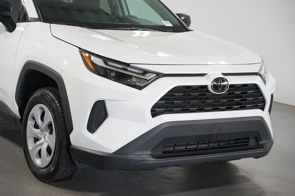 2024 Toyota RAV4 LE thumbnail 4