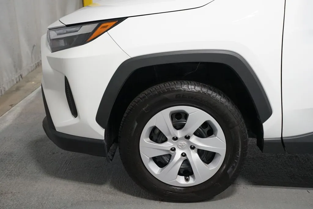 2024 Toyota RAV4 LE thumbnail 5