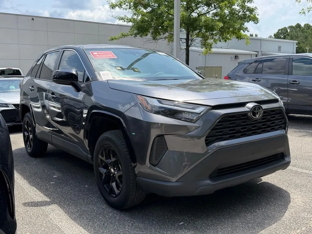2024 Toyota RAV4 LE thumbnail 4