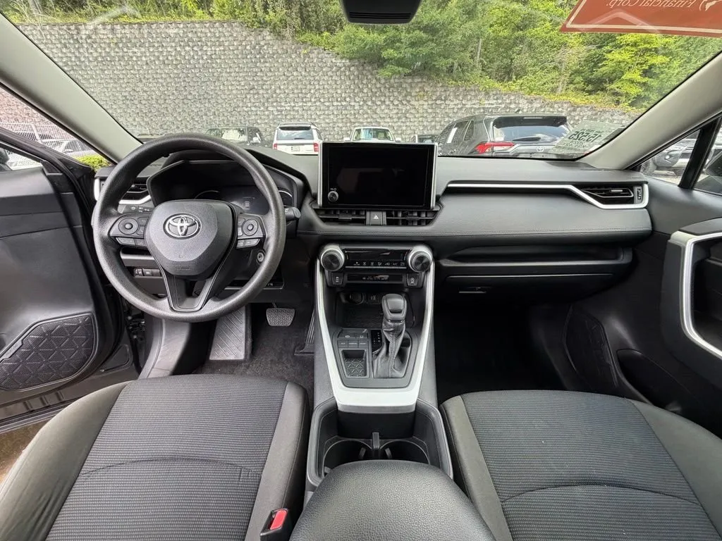 2024 Toyota RAV4 LE thumbnail 7