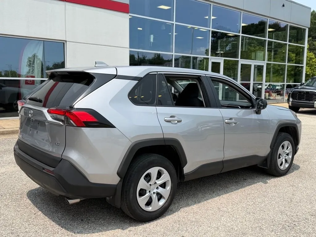2024 Toyota RAV4 LE thumbnail 3