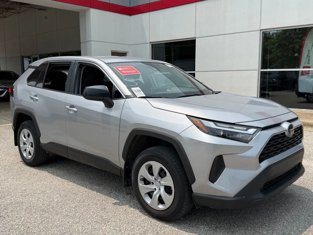 2024 Toyota RAV4 LE thumbnail 4