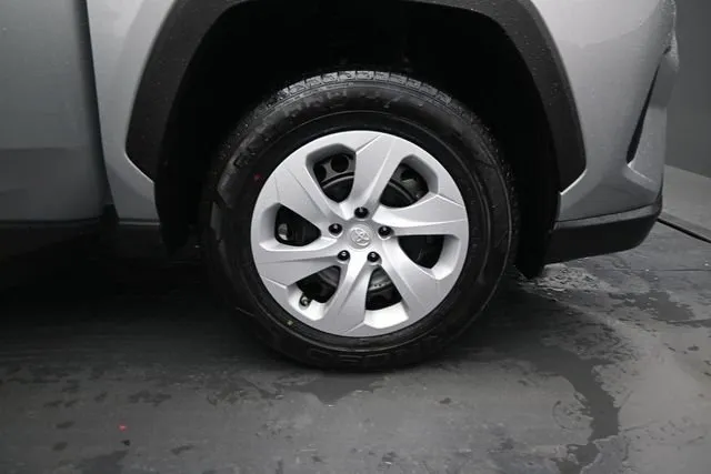 2024 Toyota RAV4 LE thumbnail 17