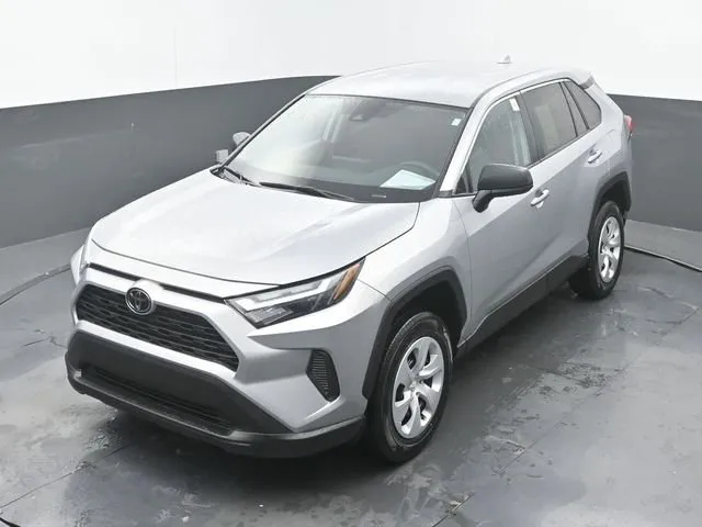 2024 Toyota RAV4 LE thumbnail 31