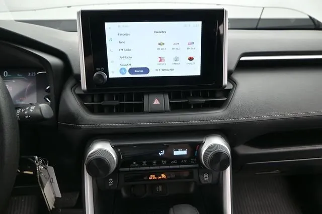 2024 Toyota RAV4 LE thumbnail 8