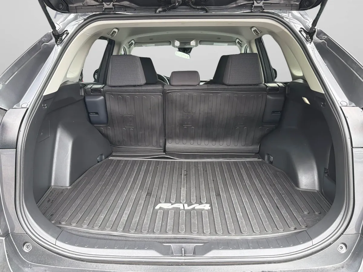 2024 Toyota RAV4 LE thumbnail 12