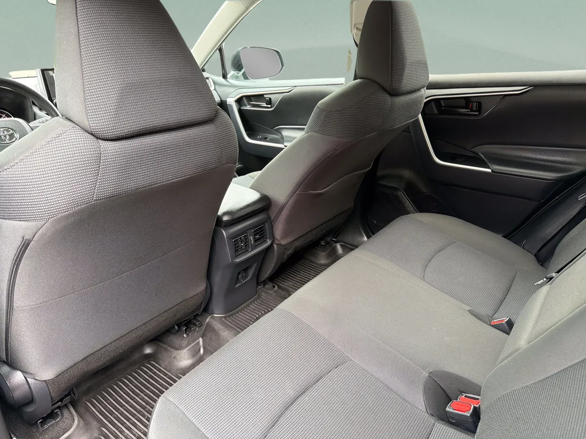 2024 Toyota RAV4 LE thumbnail 15