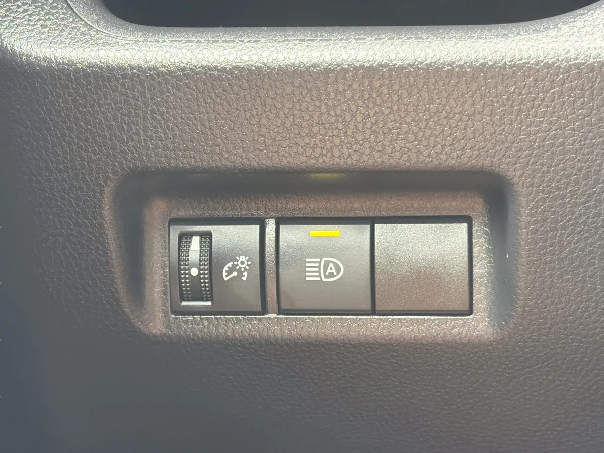 2024 Toyota RAV4 LE thumbnail 17