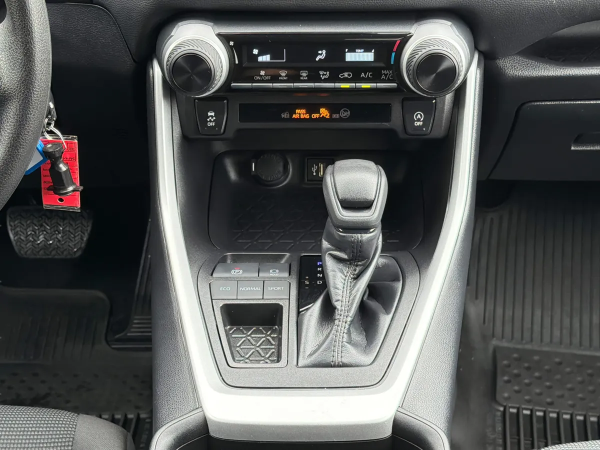 2024 Toyota RAV4 LE thumbnail 23