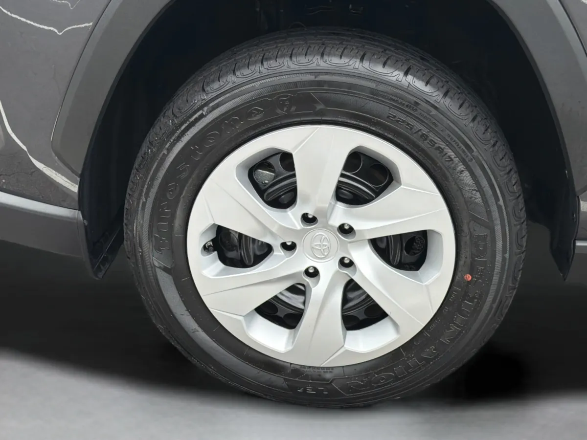 2024 Toyota RAV4 LE thumbnail 31
