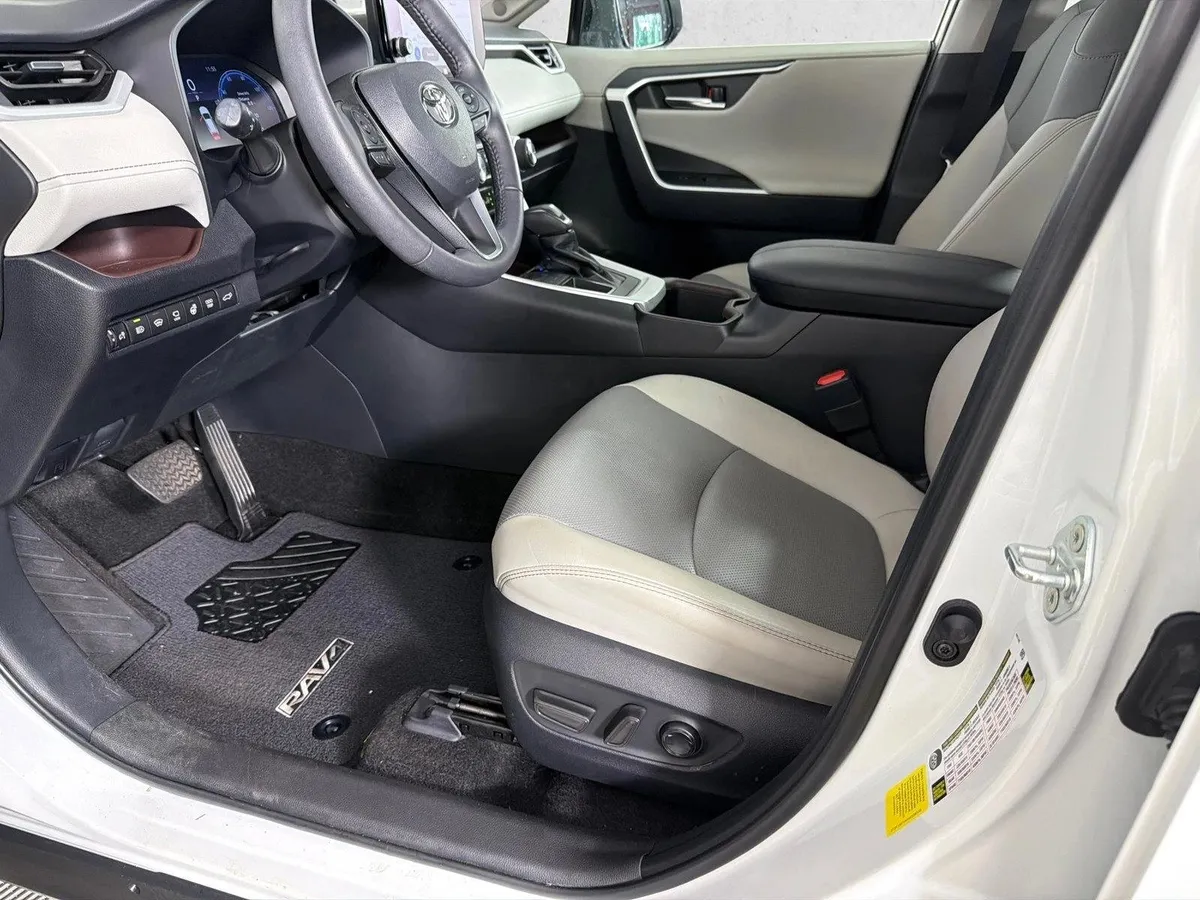 2024 Toyota RAV4 Limited thumbnail 10