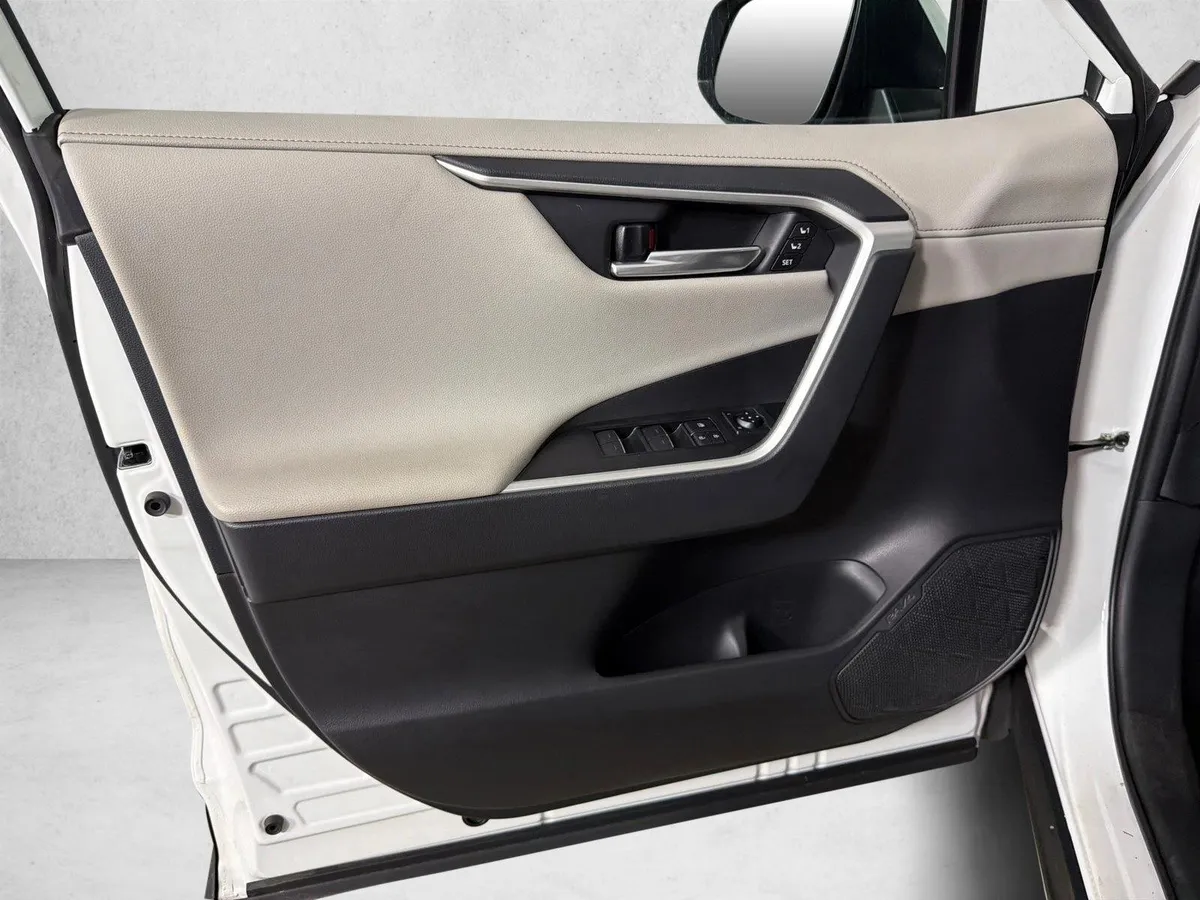 2024 Toyota RAV4 Limited thumbnail 11