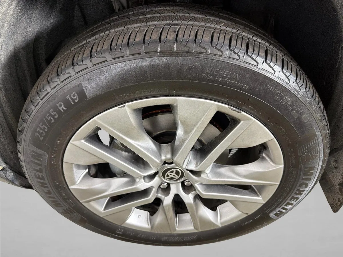 2024 Toyota RAV4 Limited thumbnail 12