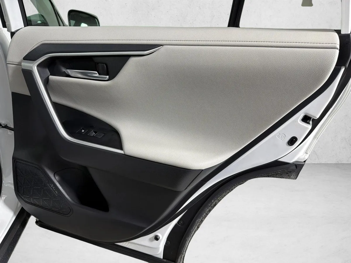 2024 Toyota RAV4 Limited thumbnail 17