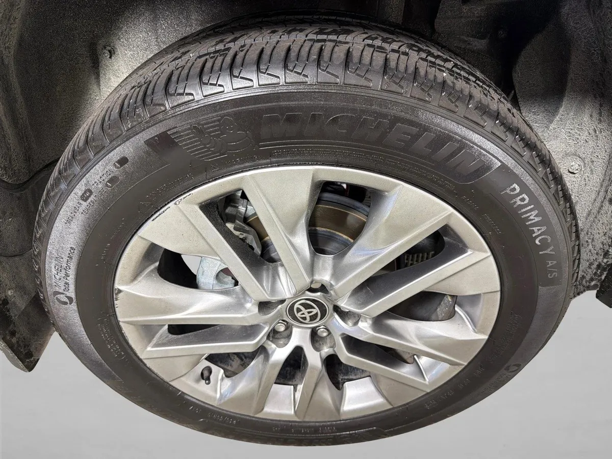 2024 Toyota RAV4 Limited thumbnail 18