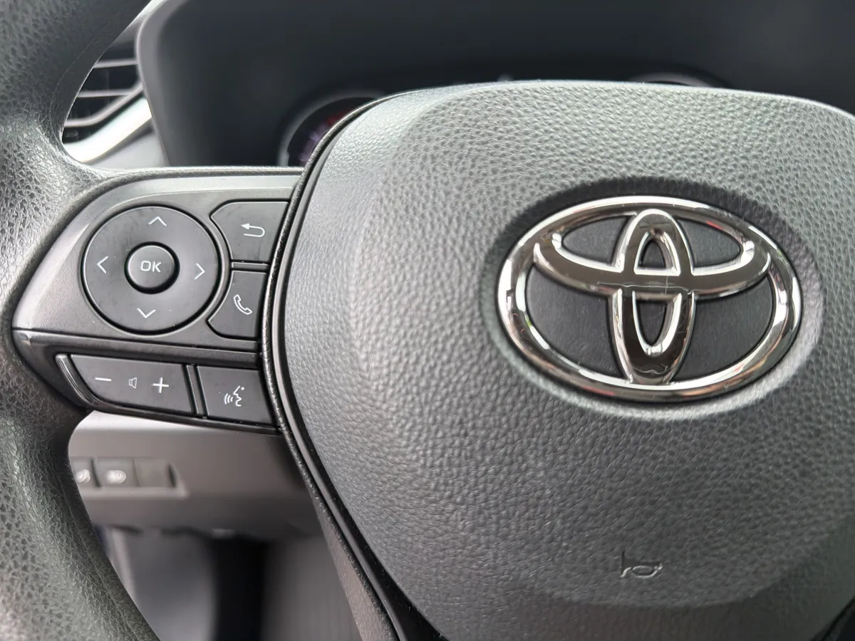 2024 Toyota RAV4 XLE thumbnail 10