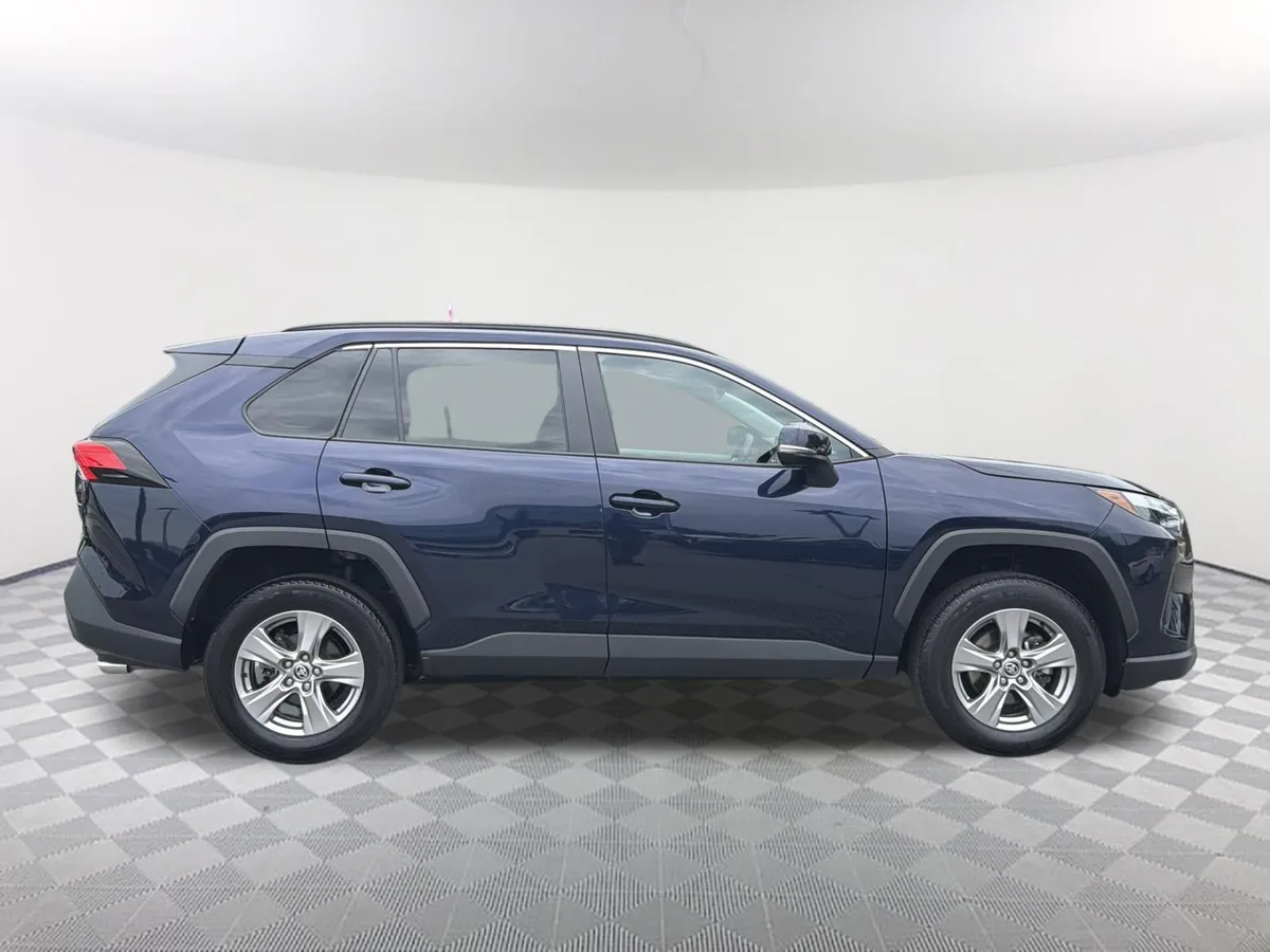 2024 Toyota RAV4 XLE thumbnail 18