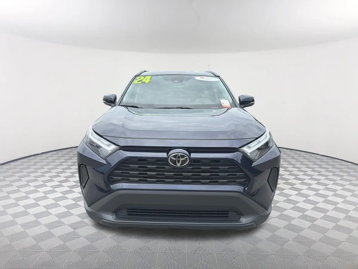 2024 Toyota RAV4 XLE thumbnail 2