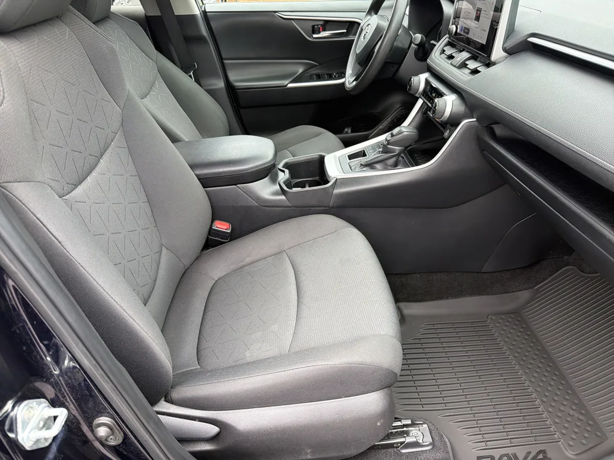 2024 Toyota RAV4 XLE thumbnail 24