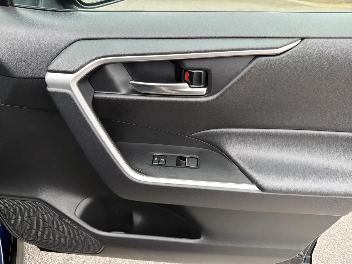2024 Toyota RAV4 XLE thumbnail 25