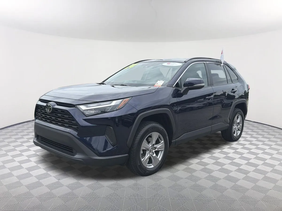 2024 Toyota RAV4 XLE thumbnail 3