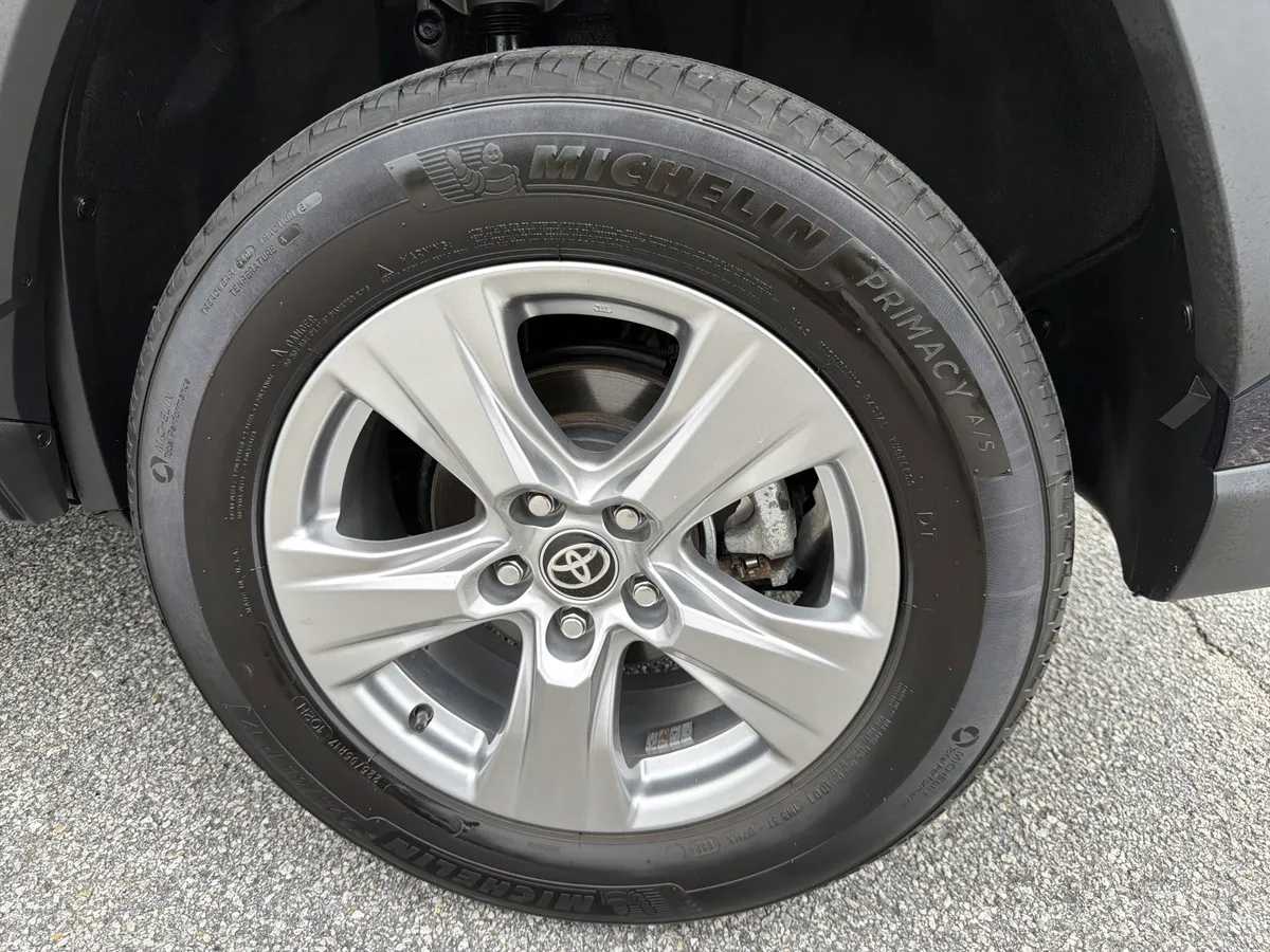 2024 Toyota RAV4 XLE thumbnail 30