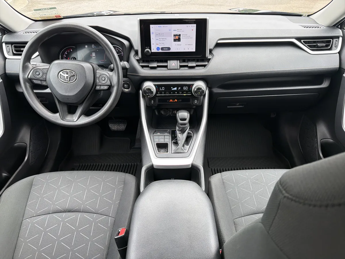 2024 Toyota RAV4 XLE thumbnail 4