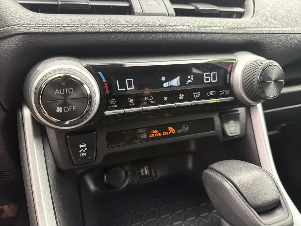 2024 Toyota RAV4 XLE thumbnail 8