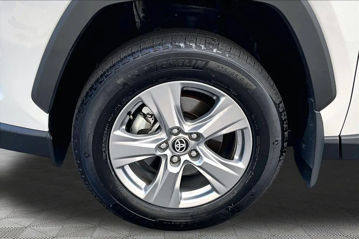 2024 Toyota RAV4 XLE thumbnail 10