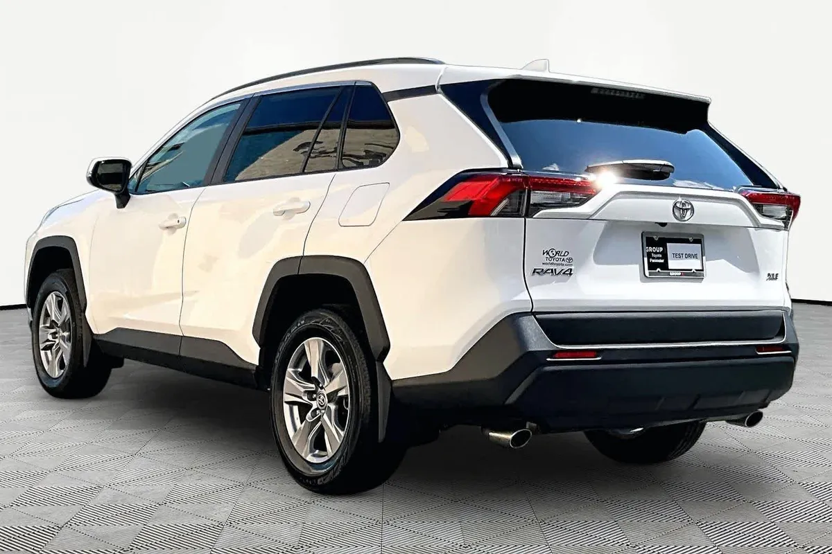 2024 Toyota RAV4 XLE thumbnail 11