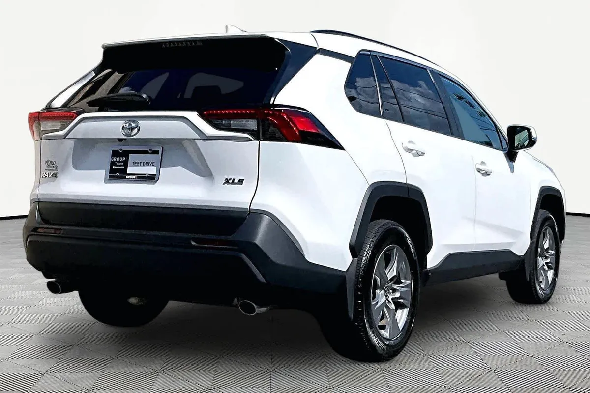2024 Toyota RAV4 XLE thumbnail 12