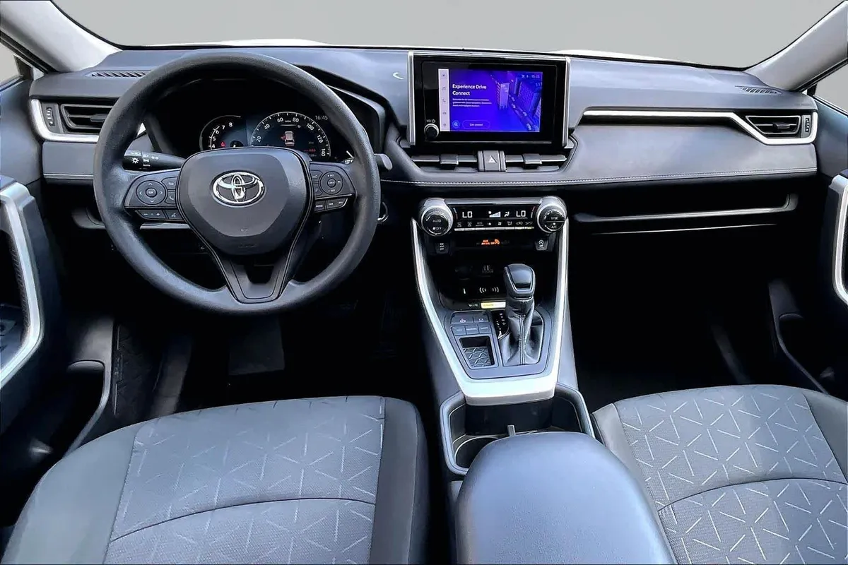 2024 Toyota RAV4 XLE thumbnail 15