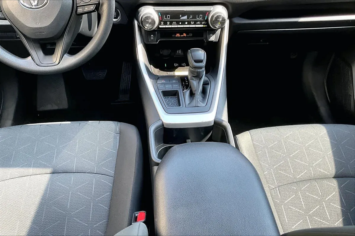 2024 Toyota RAV4 XLE thumbnail 16