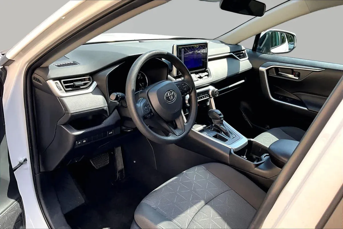 2024 Toyota RAV4 XLE thumbnail 17
