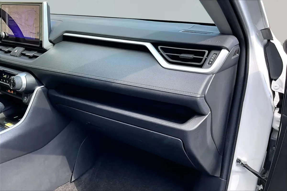 2024 Toyota RAV4 XLE thumbnail 18