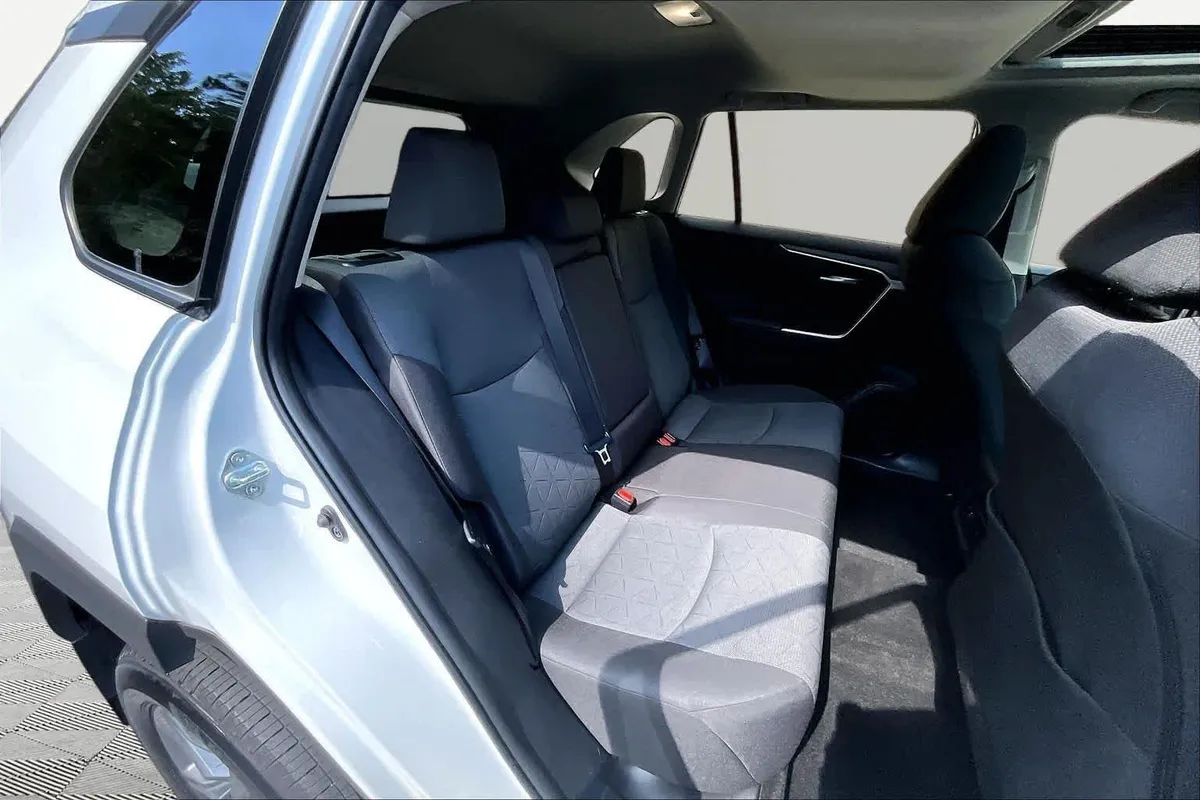 2024 Toyota RAV4 XLE thumbnail 19