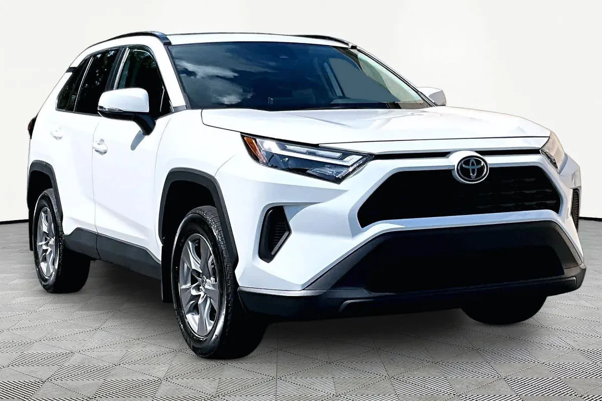 2024 Toyota RAV4 XLE thumbnail 2