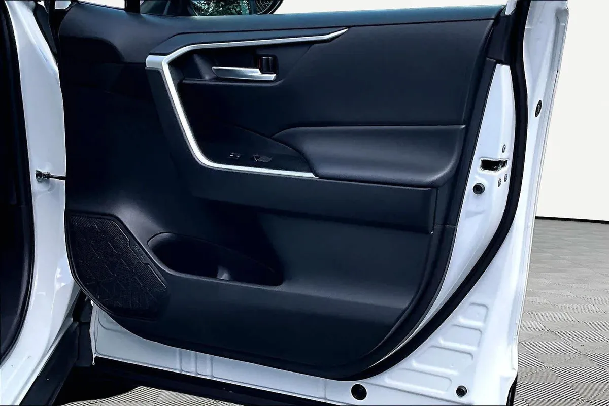 2024 Toyota RAV4 XLE thumbnail 22