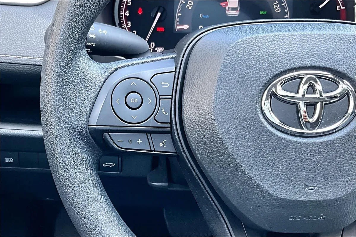 2024 Toyota RAV4 XLE thumbnail 23