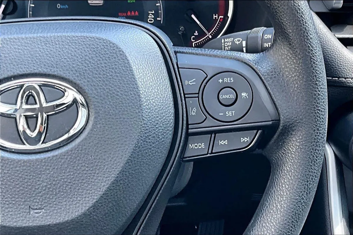 2024 Toyota RAV4 XLE thumbnail 24