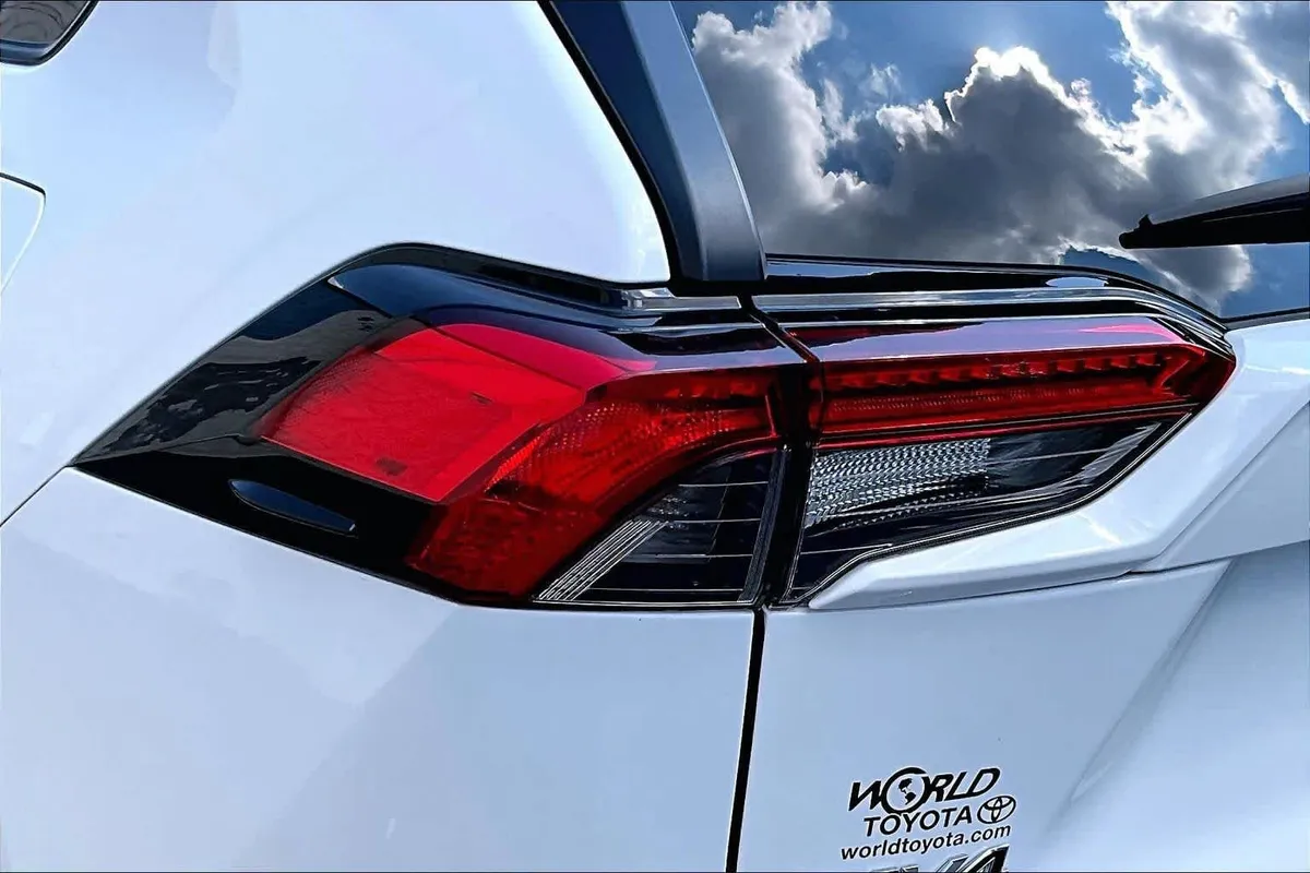 2024 Toyota RAV4 XLE thumbnail 28